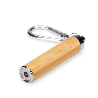 Lanterna em bambu com detalhes em metal