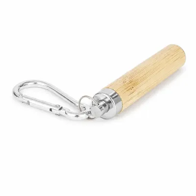 Lanterna em bambu com detalhes em metal