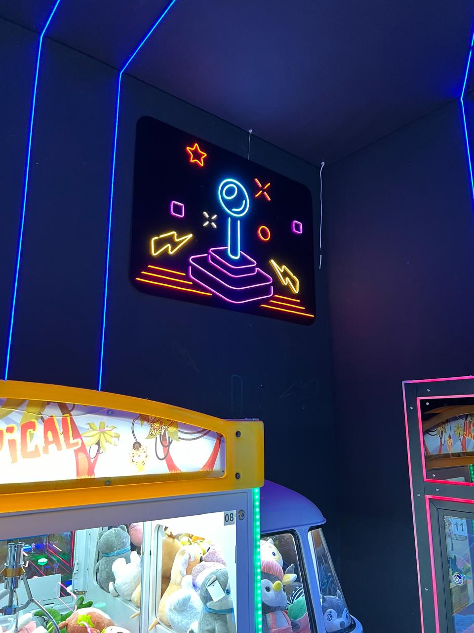 LED Neon Controle Atari: Nostalgia e Estilo Retrogamer