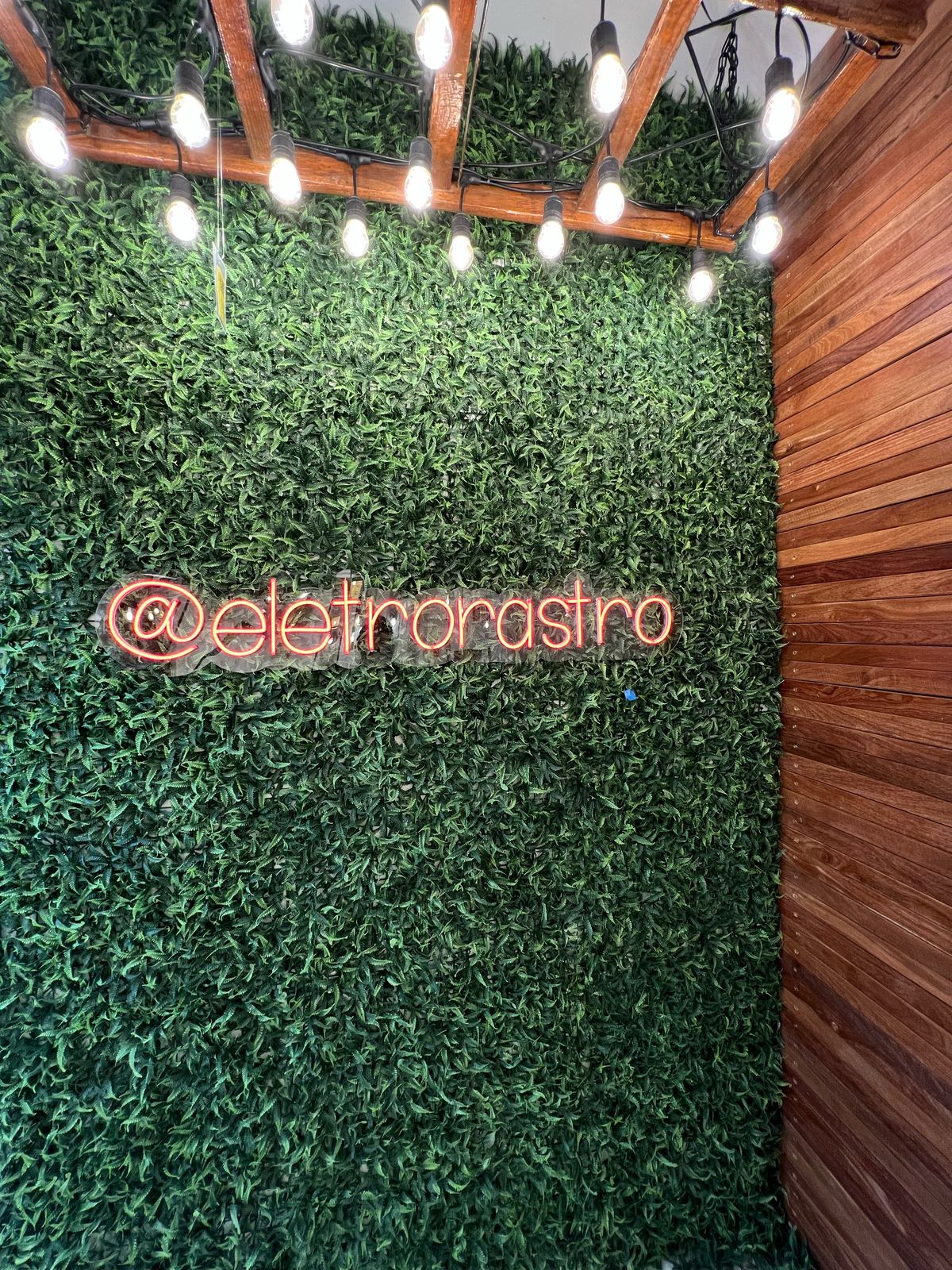 Led neon Eletrorastro com comunicação visual moderna