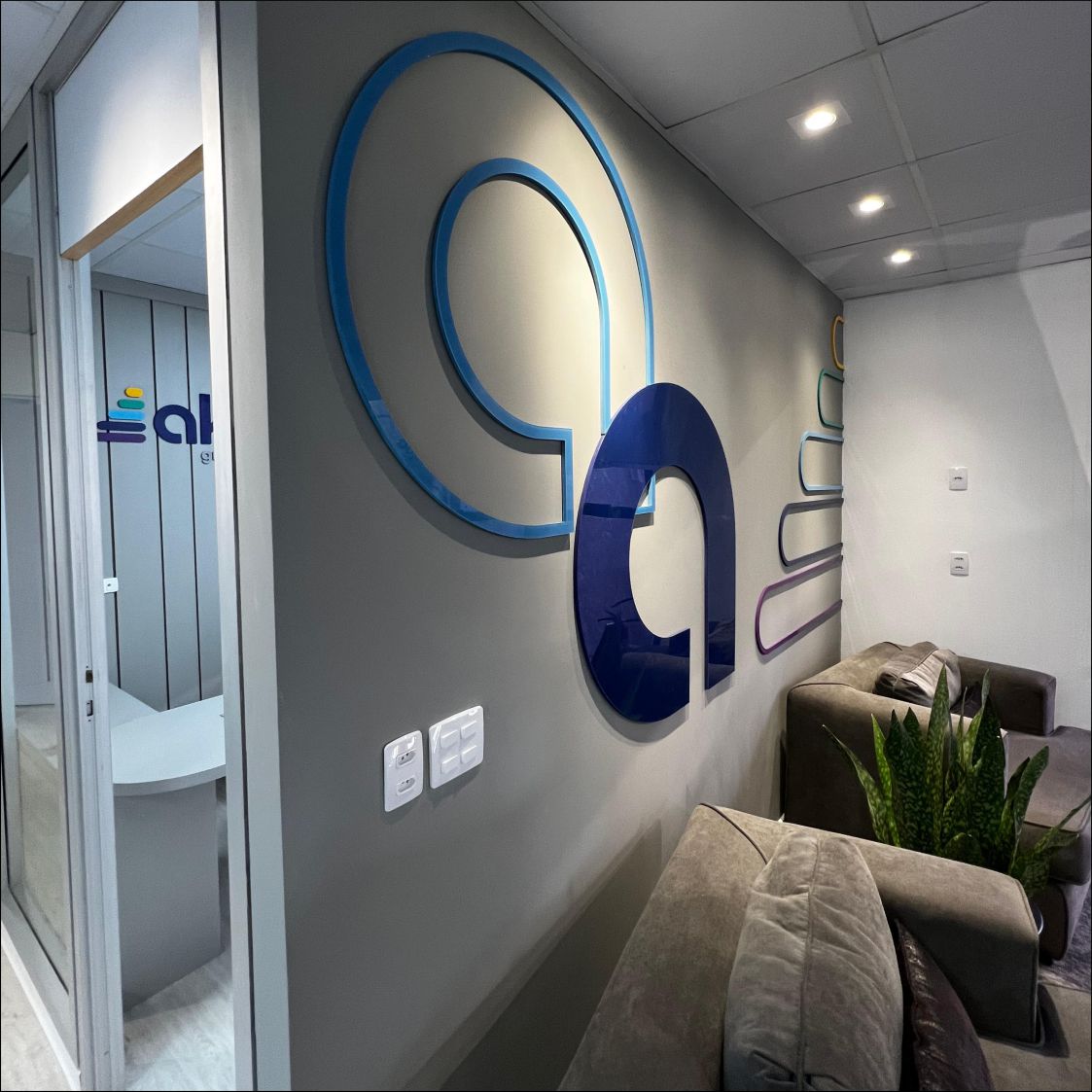 Letra caixa com acrílico Grupo Akiama: Design Premium