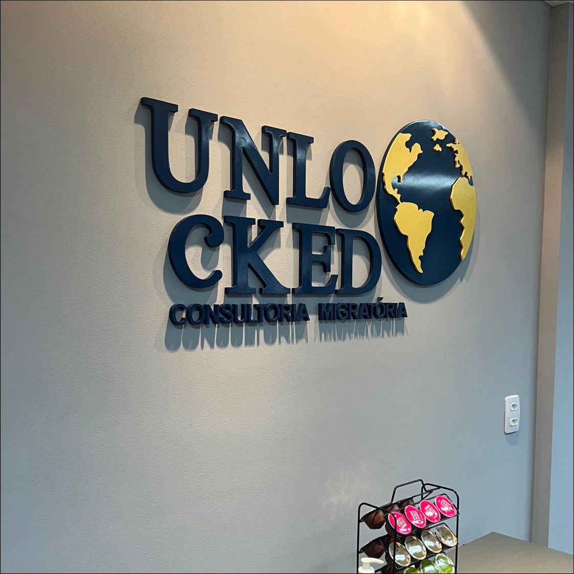 Letra caixa de PVC expandido Unlocked: Design Premium