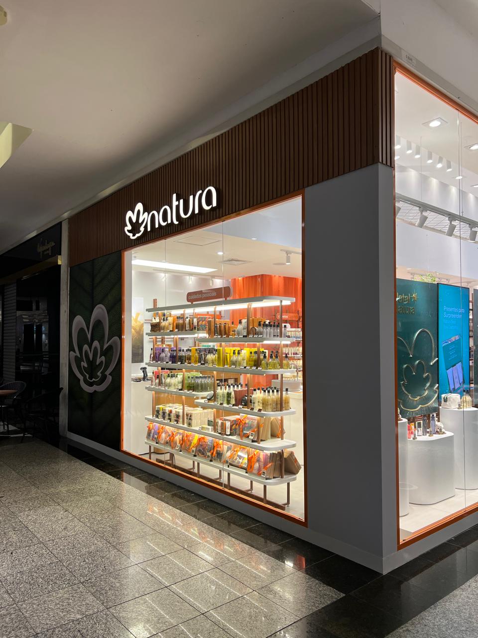 Letra caixa em aço galvanizado Natura para fachada