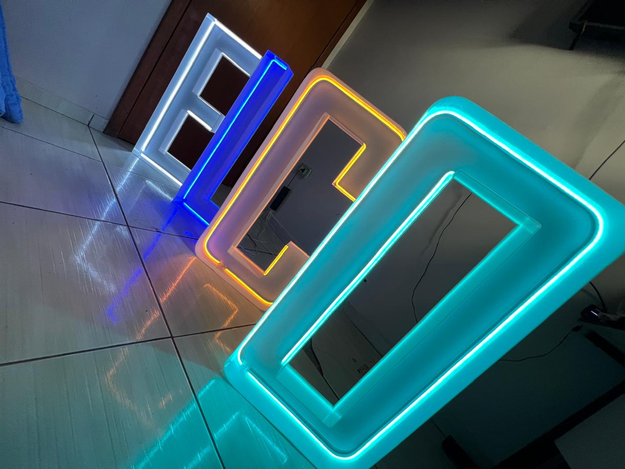 Letra caixa em acrílico com LED RGB