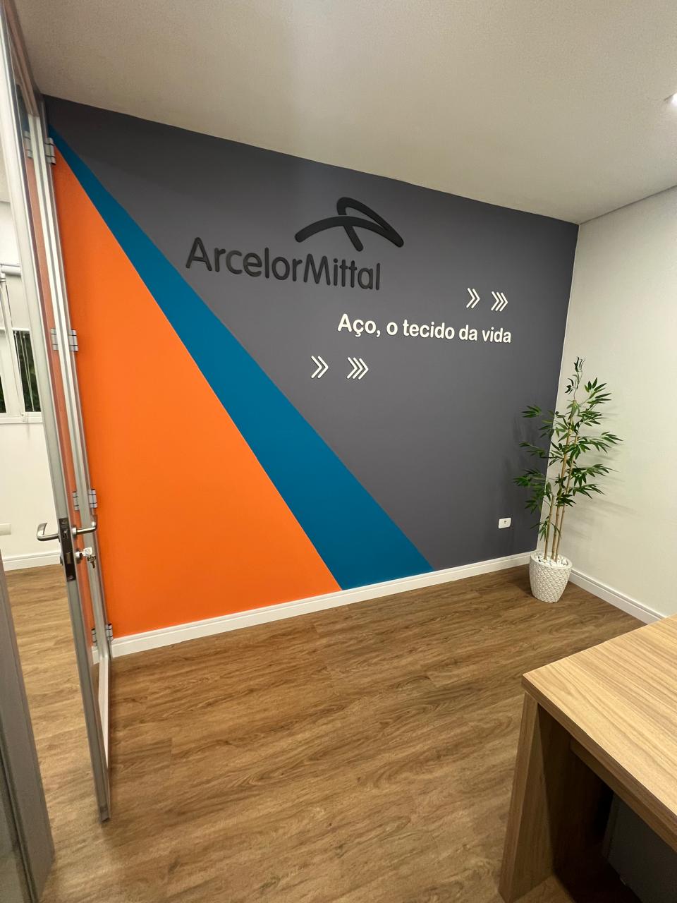 Letra caixa em PVC para a ArcelorMittal