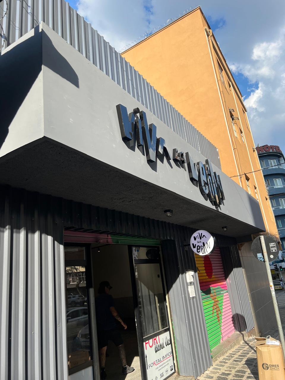 Letra caixa Viva La Vegan em acrílico retroiluminado