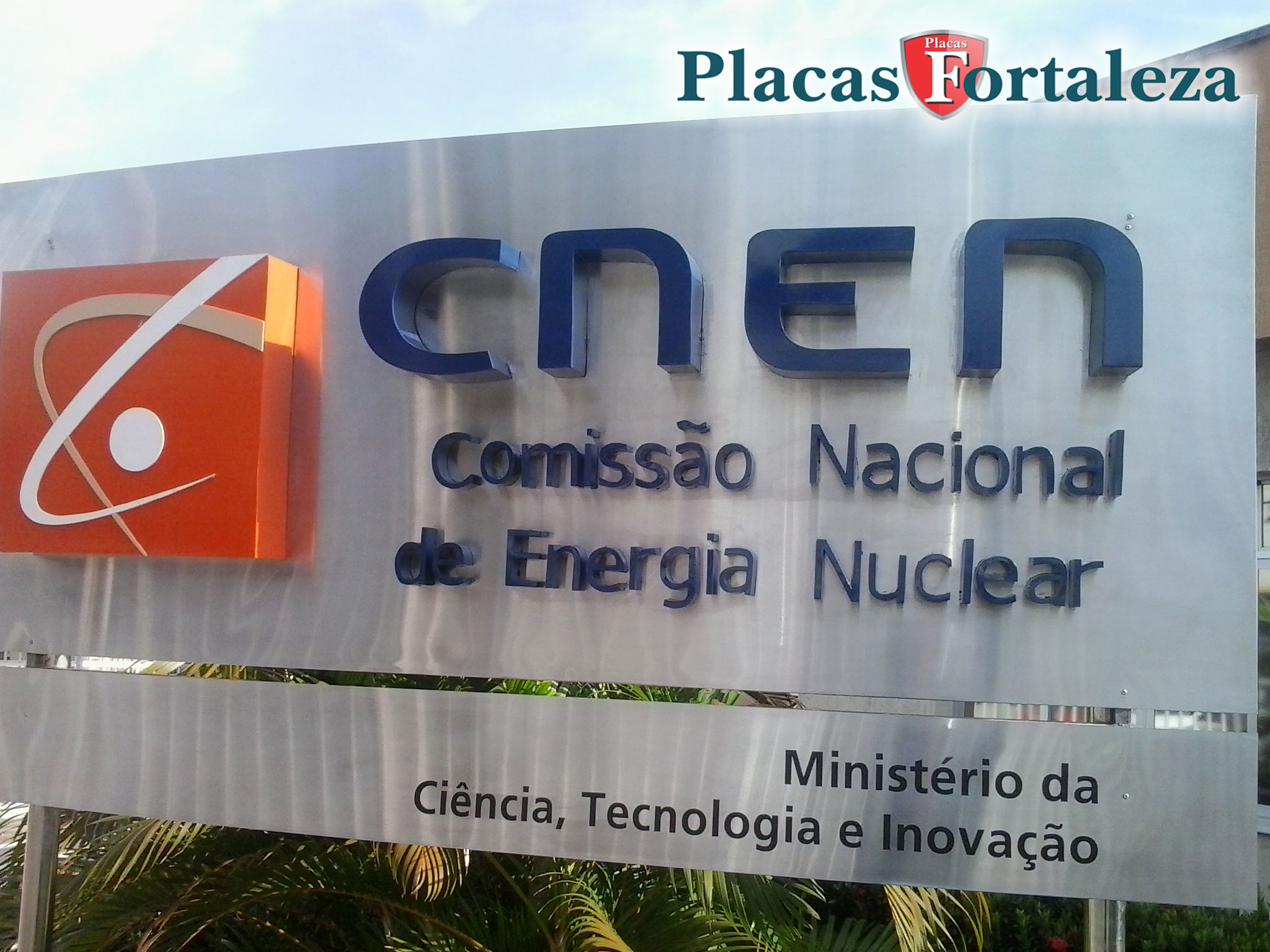 Letreiro com Logo em Alto Relevo