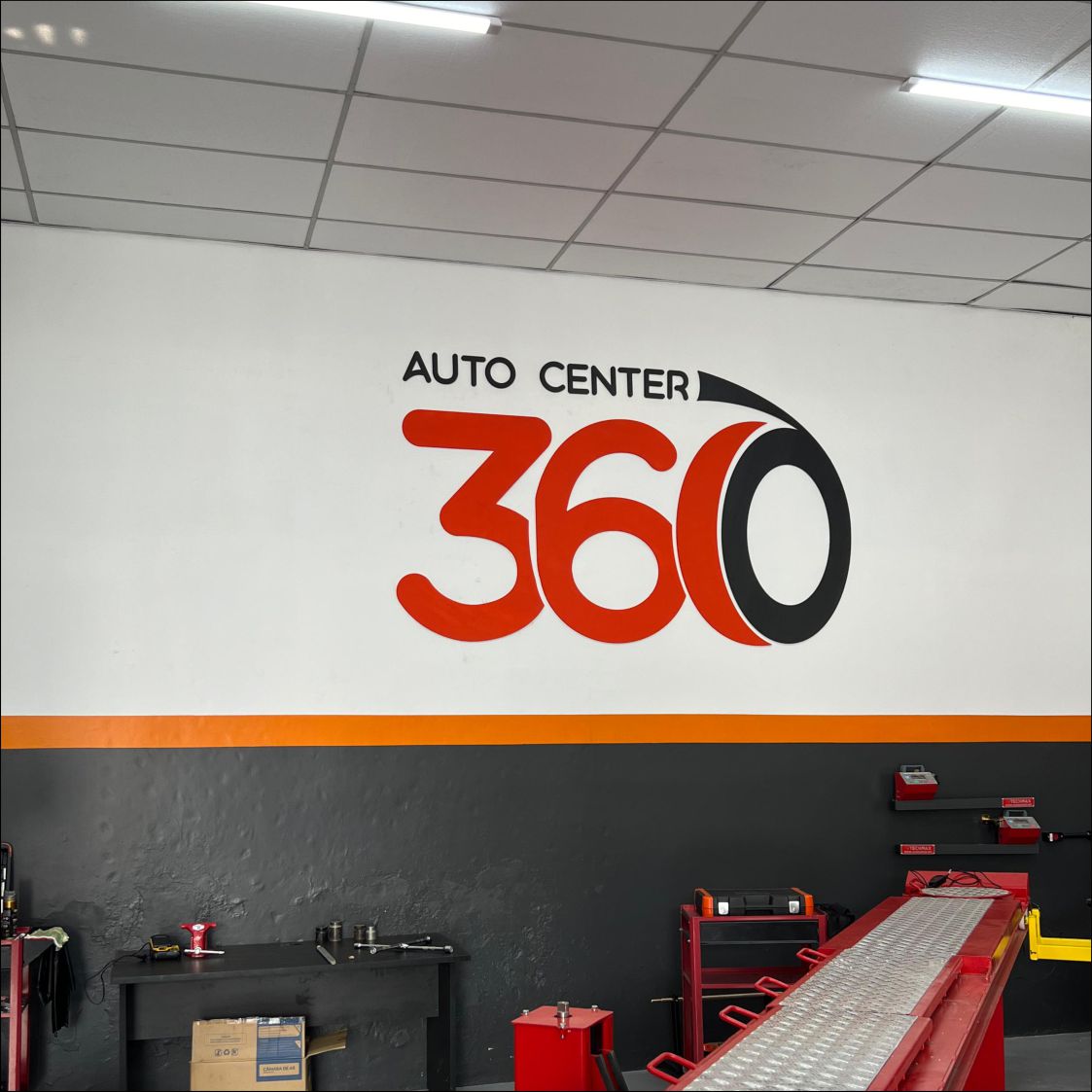 Letreiro em PVC expandido Autocenter 360: Design Robusto