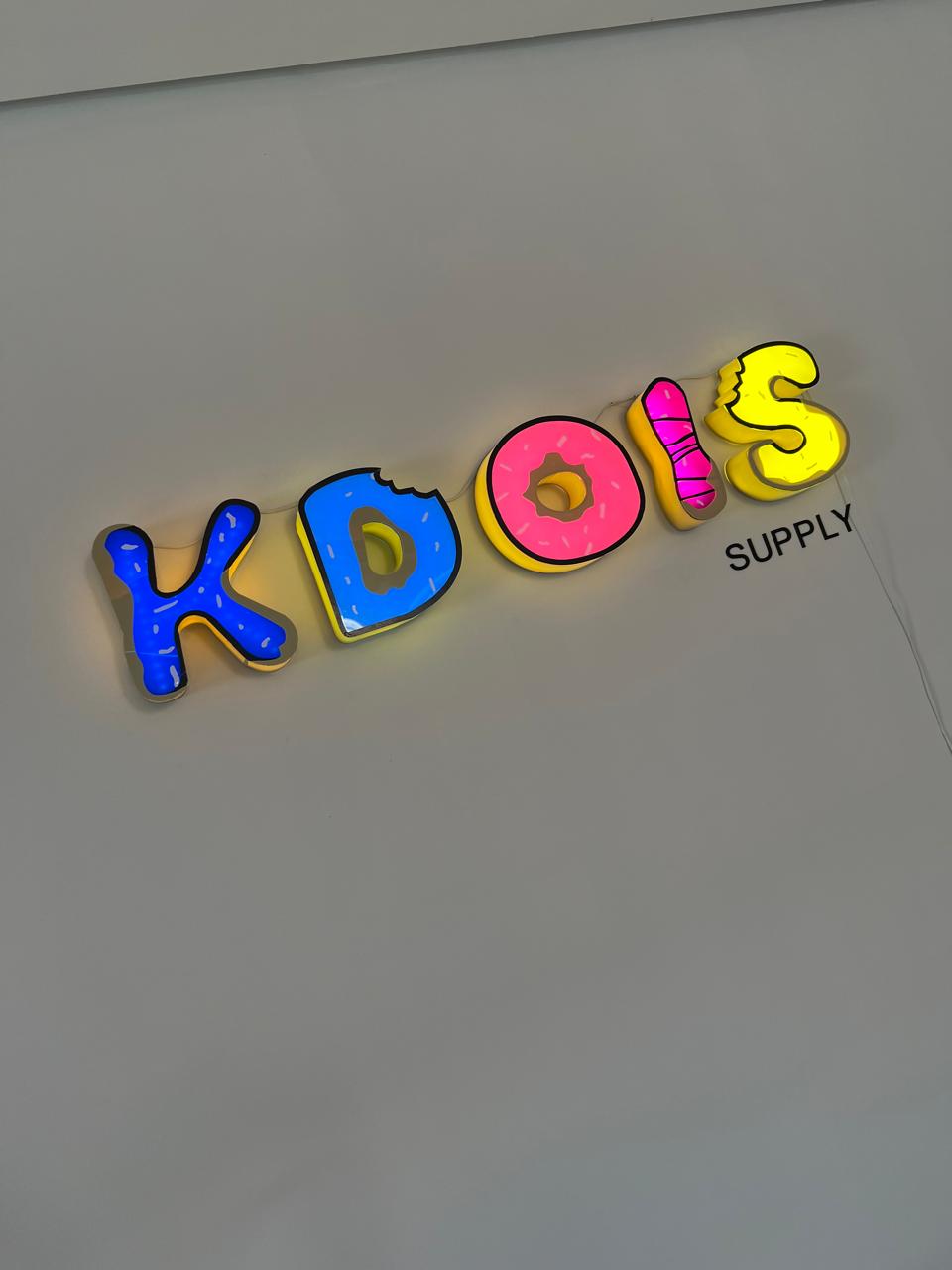 Letreiro luminoso Kdois em acrílico iluminado