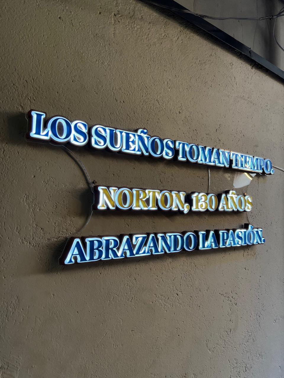 Letreiro Luminoso Personalizado: Brilho e Identidade