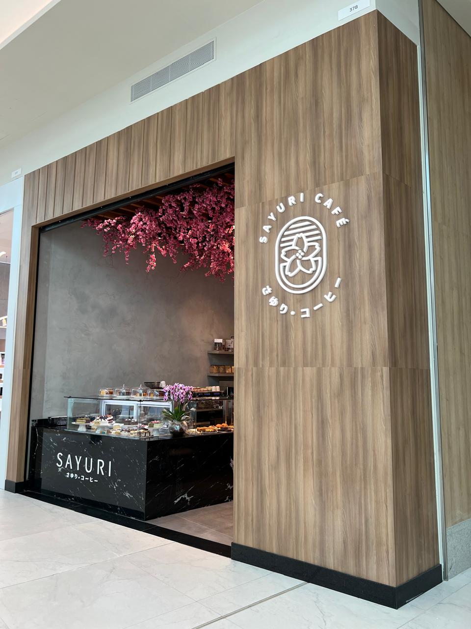 Letreiro luminoso Sayuri Café em PVC iluminado