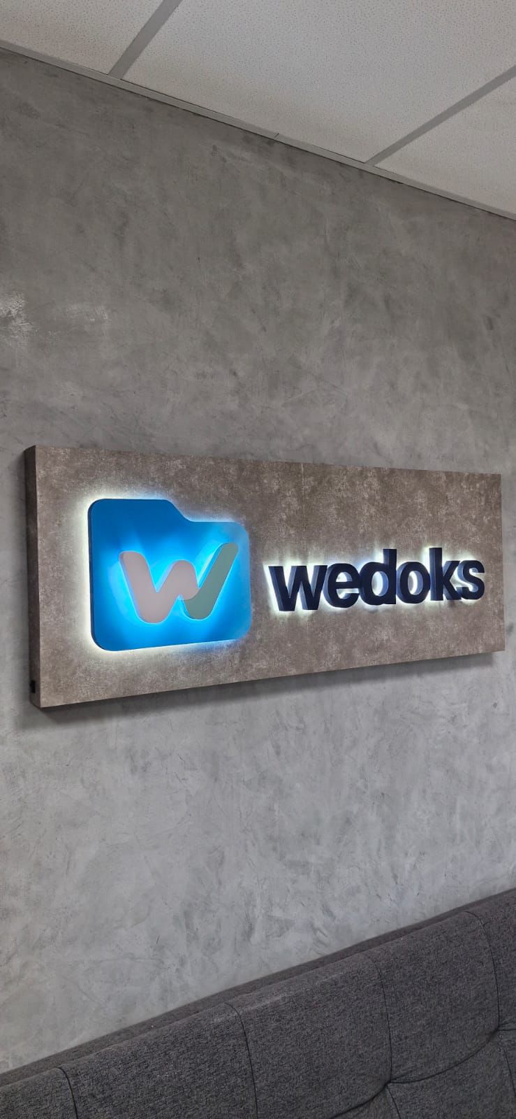 Letreiro Retroiluminado para Wedoks
