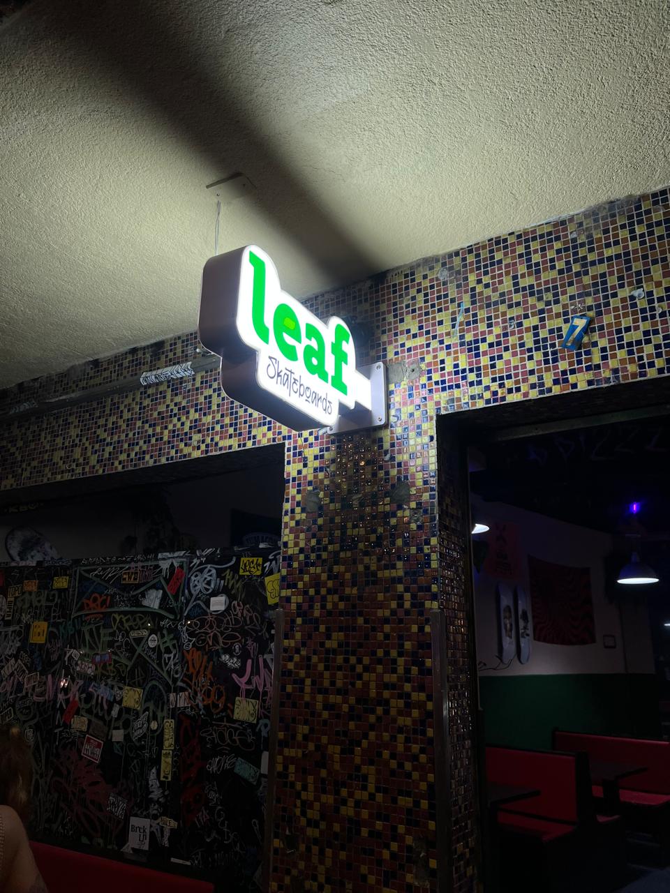 Letreiros luminosos em Curitiba: modernidade e impacto garantidos