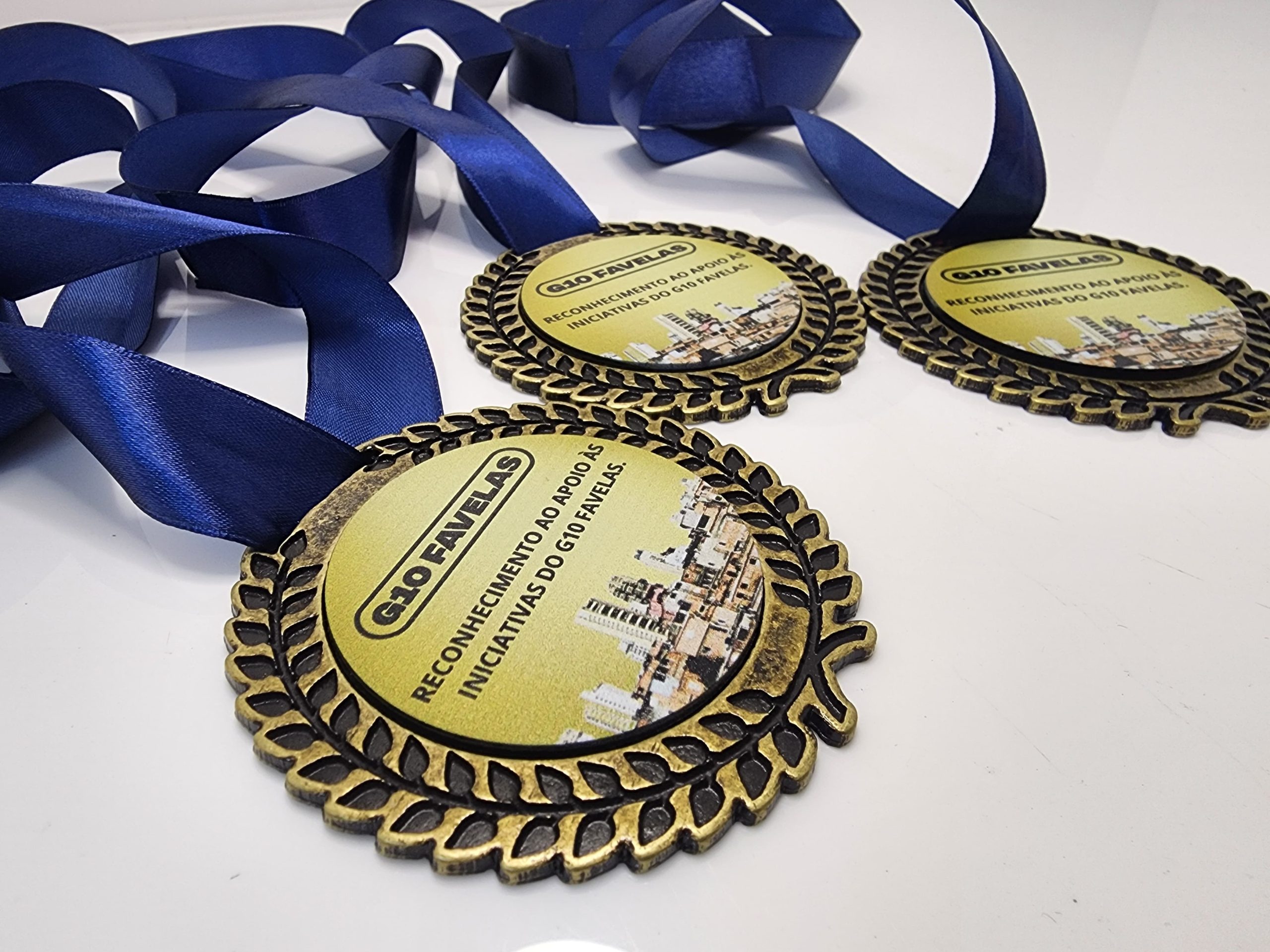 Medalha em Zamac Com Adesivo Resinado e Fita Simples 2 - FM TROFÉUS - Troféus e medalhas personalizados