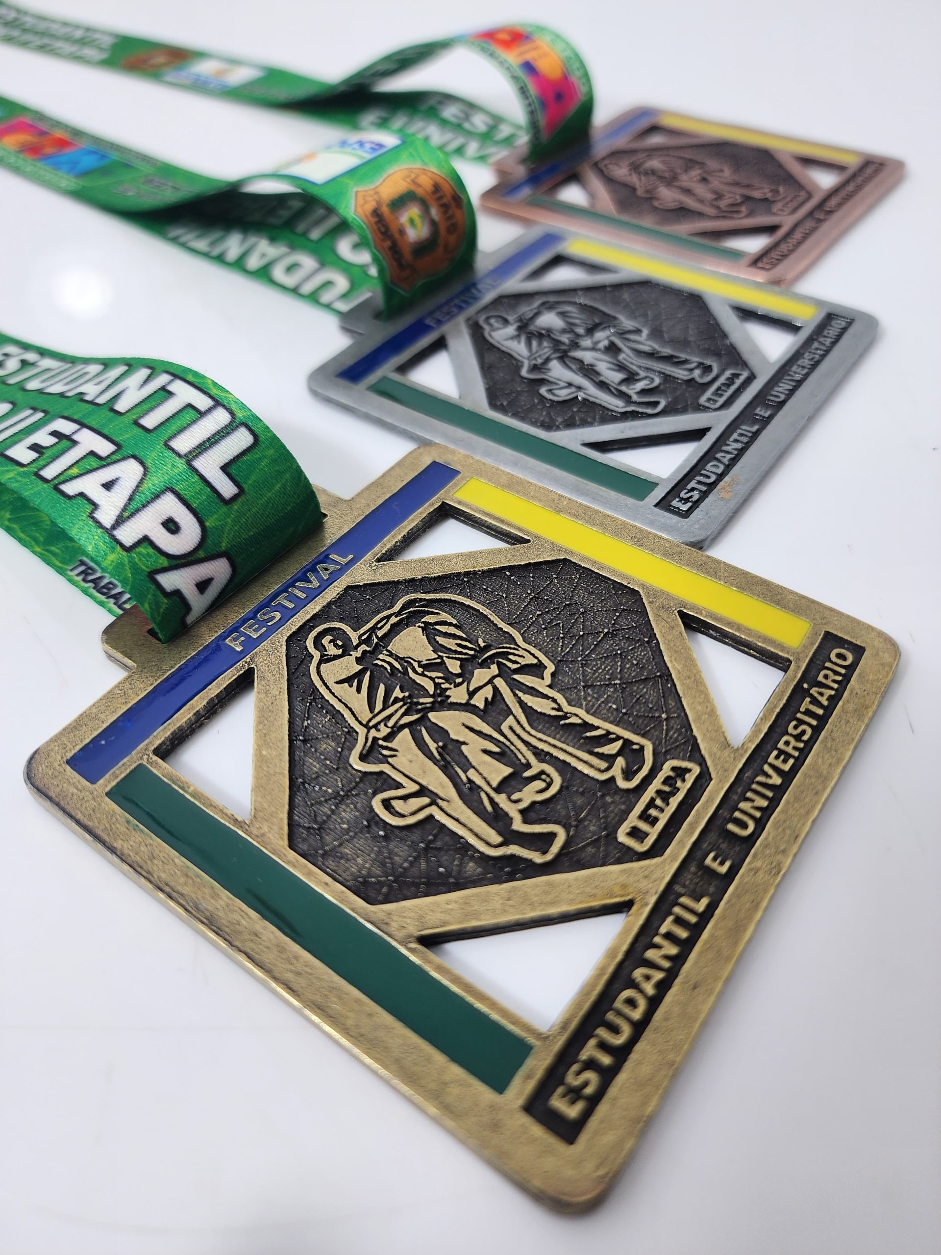 Medalha Zamac com Resina Líquida e Banho Envelhecido - FM TROFÉUS - Troféus e medalhas personalizados