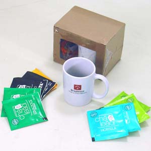 Mini kit de chá com 6 sachês e caneca.