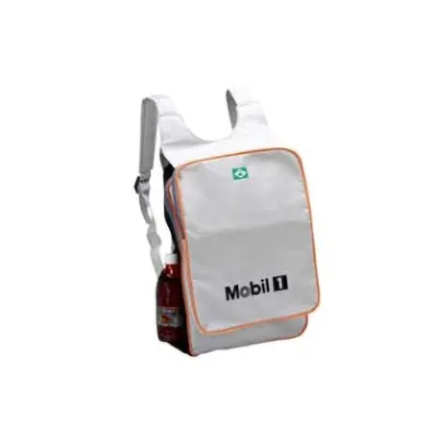Mochila em poliéster 600, com bolsos frontal, laterais e fino acabamento interno.