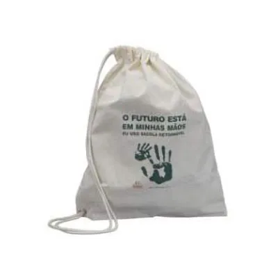 Mochila saco em algodão cru, com cordão em algodão e ilhós.