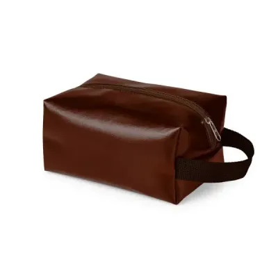 Necessaire com alça em material sintético na cor marrom. Tipo de gravação: Gravação em Silkscreen...