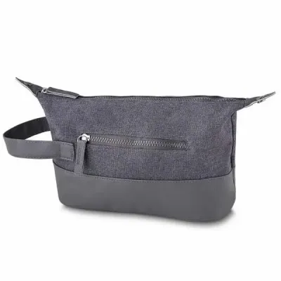 Nécessaire de nylon com detalhes em material sintético. Possui alça lateral, pequenas abas nas la...
