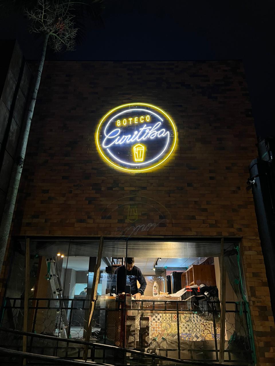 Neon para Fachada Impermeável: Case Boteco Curiti