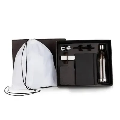 O kit de boas-vindas onboard com sacochila, caderno, garrafa, caneta, copo e chaveiro é uma forma completa e estratégica de integrar novos colaborador