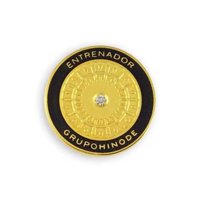 Pin personalizado em metal banhado a ouro 18 quilates, com gravação em alto e baixo relevo. Acaba...