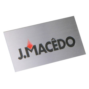 Placa confeccionada em aço escovado, com impressão personalizada.