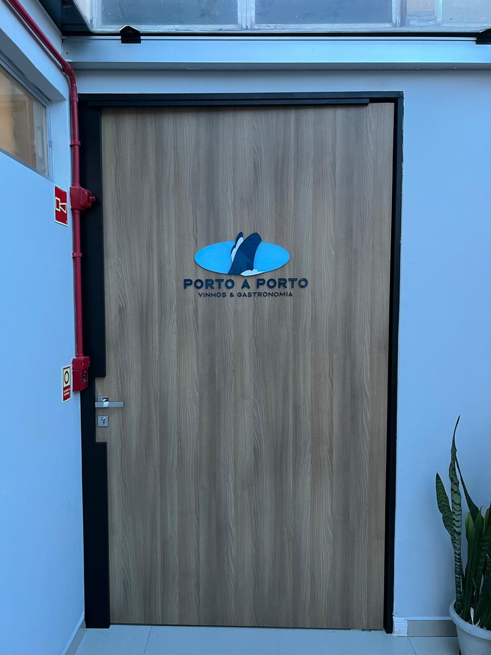 Placa de Porta em Acrílico: Sofisticação para Empresas