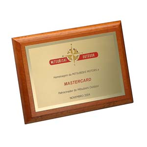 Placa em aço escovado com acabamento em acrilato cristal.