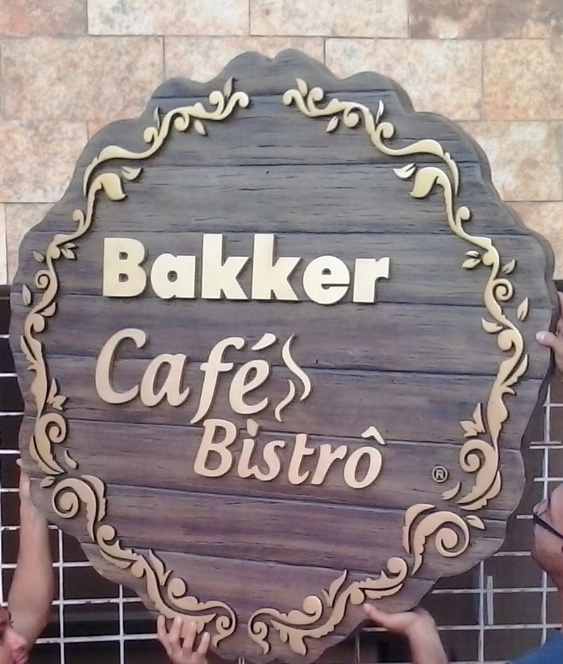 Placa estilizada tipo madeira com letreiro