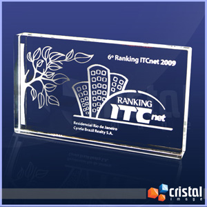 Placa personalizada em cristal retangular com gravação laser personalizada no interior da peça