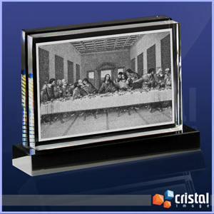 Placa personalizada em cristal transparente com gravação a laser no interior da peça