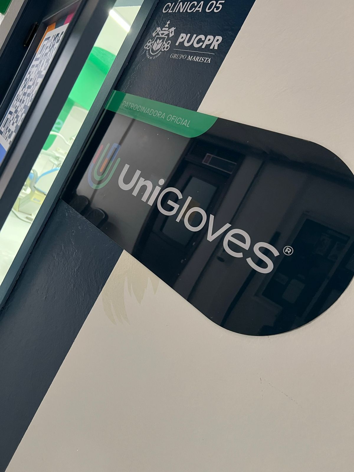 Plaquinha Personalizada para Unigloves: Comunicação Visual Profissional