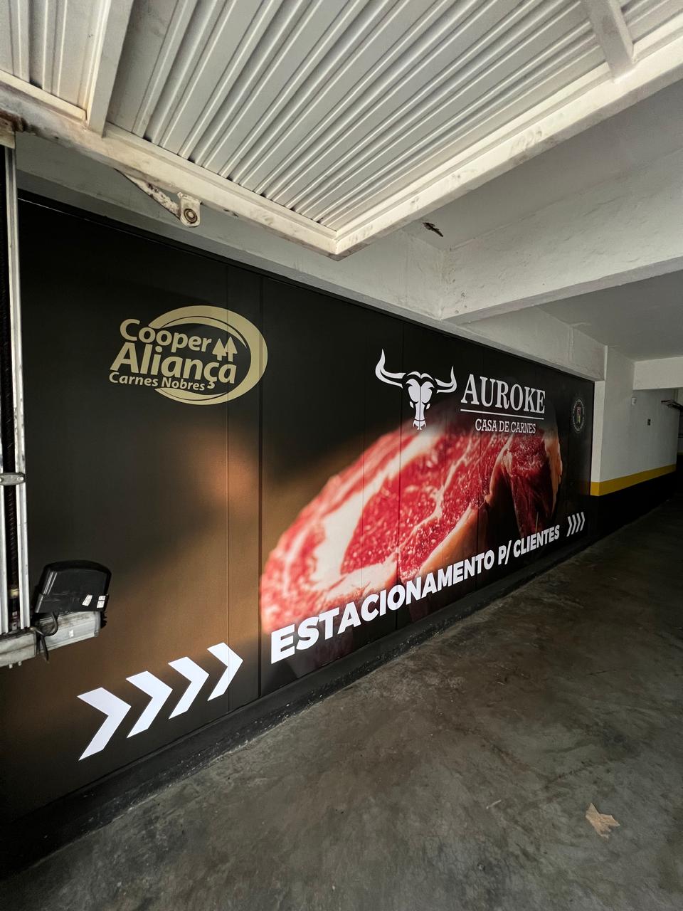 Plotagem de Parede com Adesivo Laminado: Máxima Durabilidade