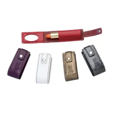 Porta batom personalizado em couro sintético, para 1 batom, com personalização da logomarca em baixo relevo.