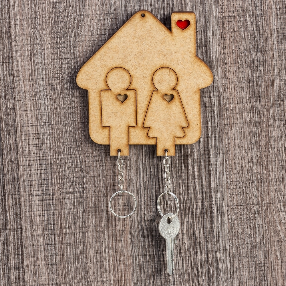 Porta Chaves Casinha com Chaveiro Formato Casal Personalizado — foto 3