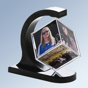 Porta foto cubo com design super arrojado, comporta 6 fotos.