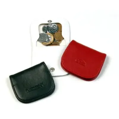 Porta moedas personalizado em couro sintético com gravação da logomarca em baixo relevo.