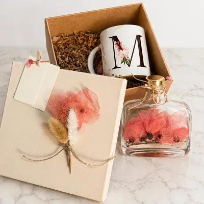 Presente Datas Especiais Com Xicara Personalizada e Flores
