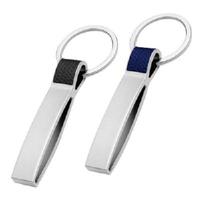 Chaveiro de metal com detalhe em couro sintético personalizado