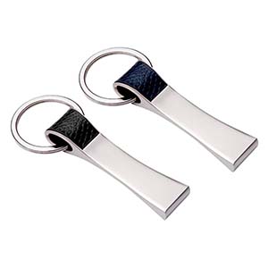 Chaveiro de metal com detalhe de couro sintético personalizado