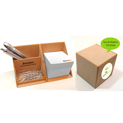 Cubo de madeira com bloco de anotações personalizado