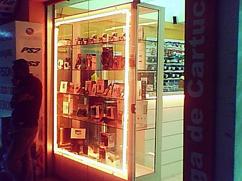 Iluminação para vitrine em NEON personalizado