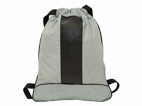 Bolsa esportiva em nylon, design simples.