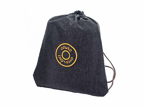 Bolsa esportiva personalizada em nylon com fechamento de cordão.