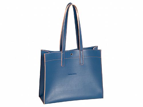 Bolsa sacola com alça de mão, acabamento pespontado e fechamento com botão.