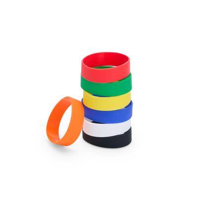 Pulseira de silicone leve, flexível e ajustável, perfeita para eventos e ações promocionais. Resi...