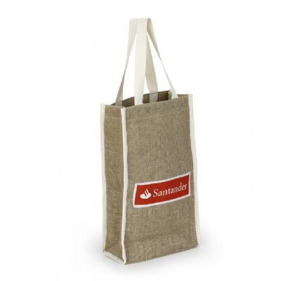 Sacola personalizada em juta com forro de TNT, acabamento em viés de algodão por fora para dar resistência e ficar um detalhe.