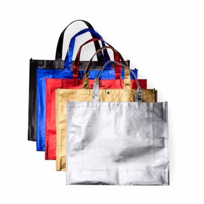 Sacola TNT metalizada com botão. Confeccionado em TNT com revestimento laminado, parte superior p...